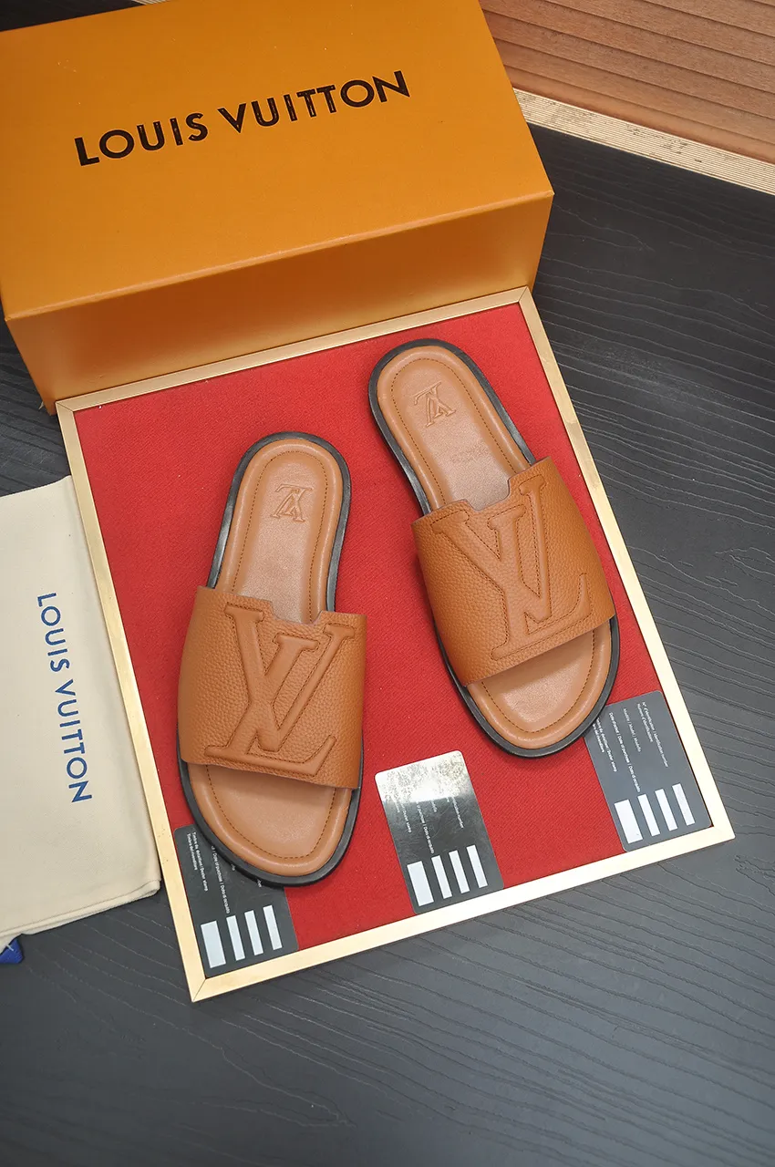 Men's men's shoes 💰340💶 [Louis Vuitton LV slippers] (high-end cowhide) counter 1:1 fashion style, a must-have for summer! The designer used LV’s iconic outsole. The original simple slippers instantly become fashionable! The upper is made of flexible special cowhide leather straps alternately, and the workmanship is exquisite! A must-have for stylish men in summer, size 38-46 (45 46 customized)